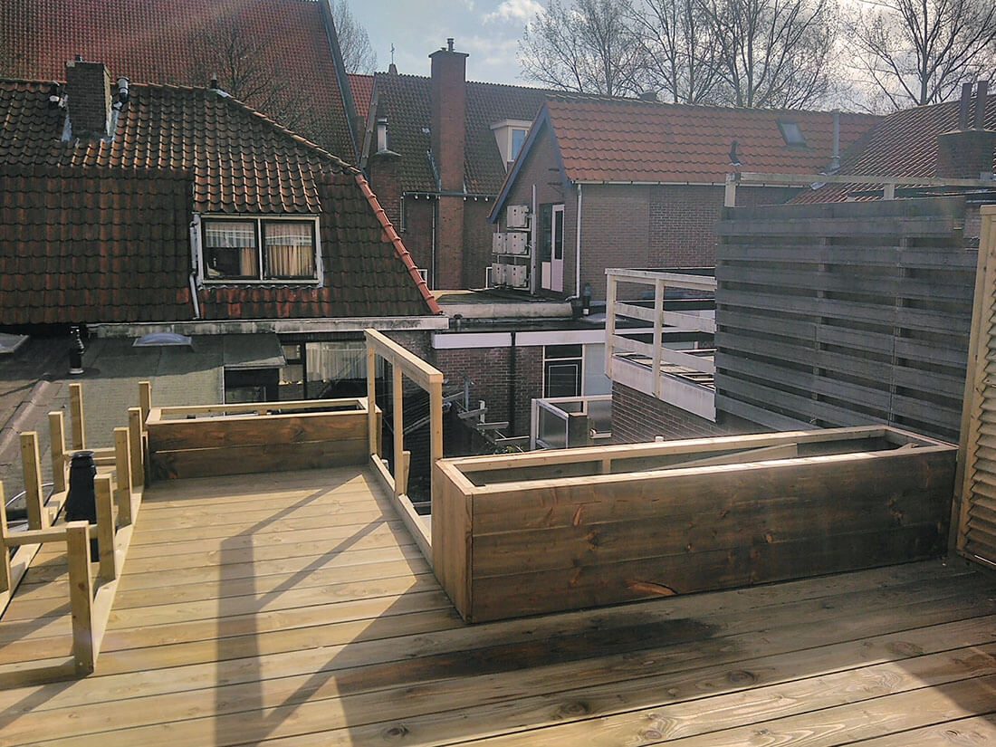 Dakterras op een uitbouw